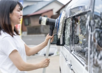 洗車モップもキズが付きにくい天然羊毛製。隅々まで素早く、力強く洗います。